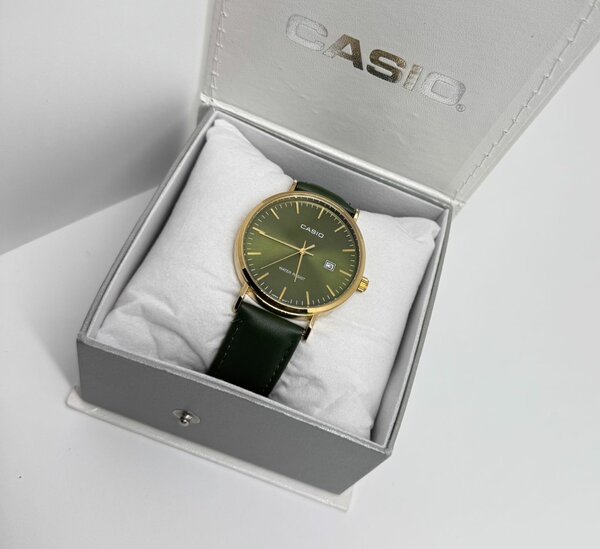 Montre CASIO en cuir noir