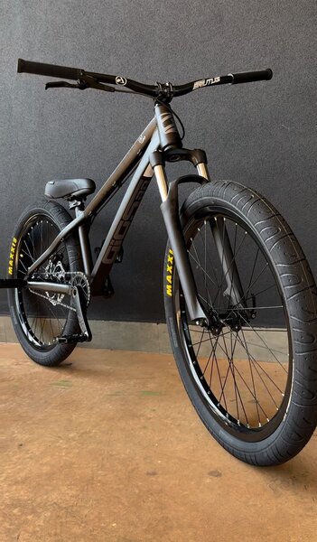 VTT tout suspendu noir et or