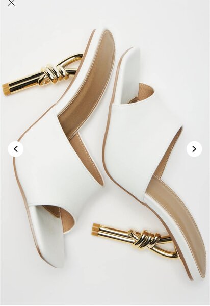 Sandales à talon doré