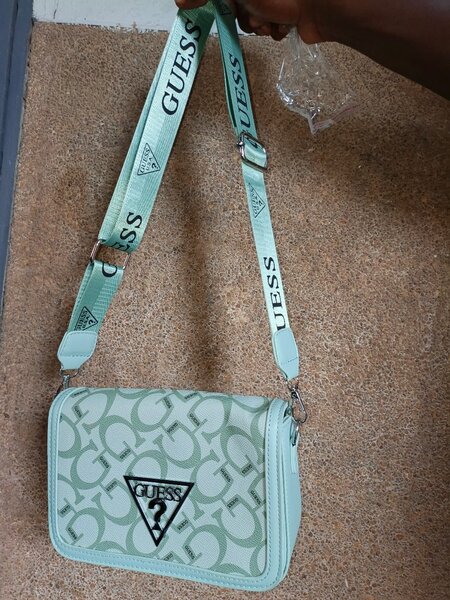 Sac bandoulière Guess élégant