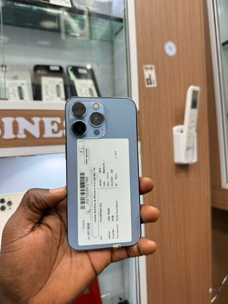 13 pro 128Go tout passe propre