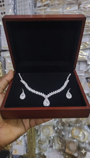 Ensemble collier et boucles d'oreilles diamant