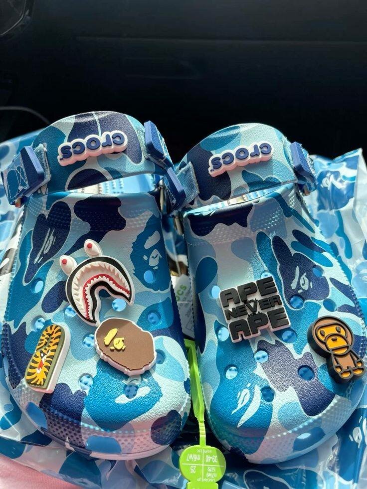 Crocs avec motif BAPE