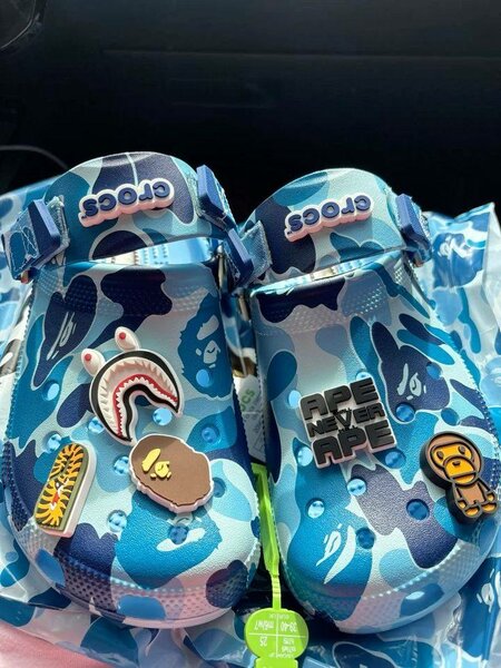 Crocs avec motif BAPE
