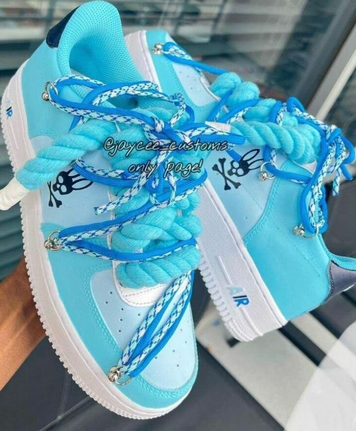 Chaussures customisées bleu ciel avec motifs