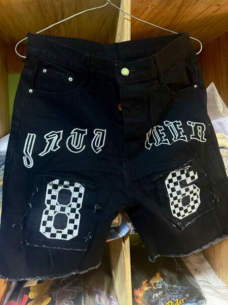 Shorts noirs avec design gothique