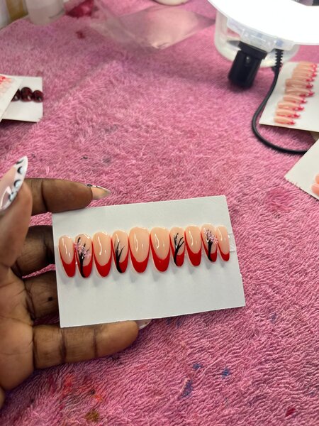 Ongles faux motifs floraux