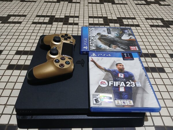 Console PS4 avec deux jeux