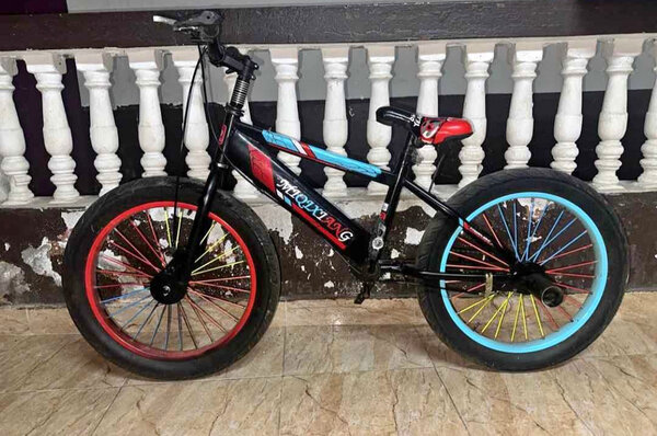 Vélo BMX multicolore