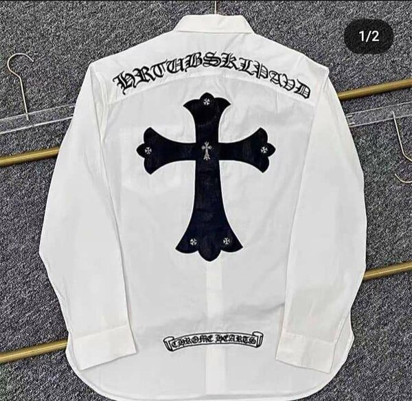 Chemise blanche avec croix noire