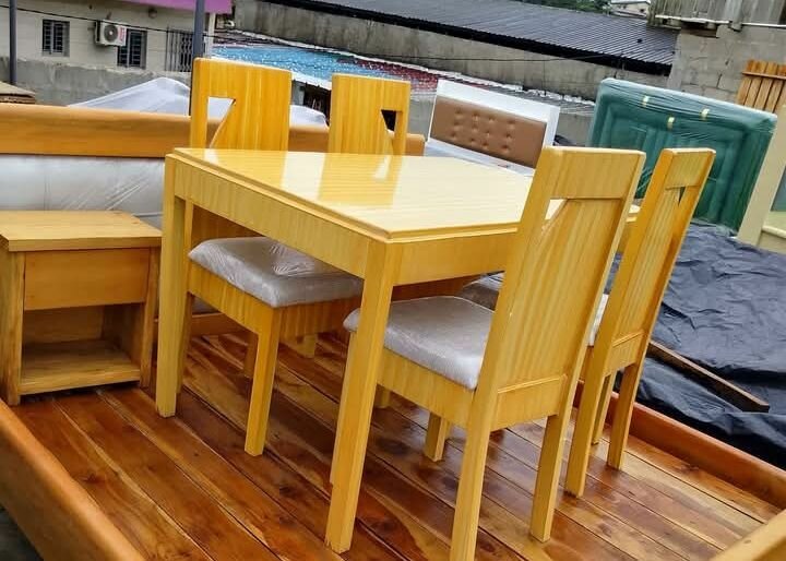 Ensemble Table et Chaises en Bois