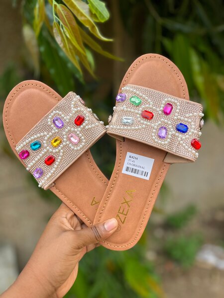 Sandales ornées de pierres