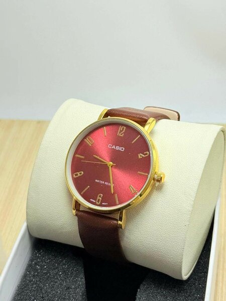 Montre élégante en cuir brun