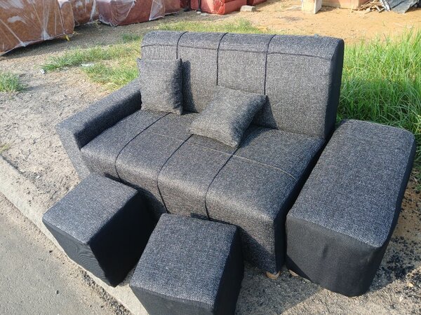 Canapé gris modulable avec poufs