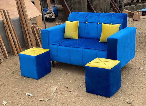 Canapé bleu avec poufs