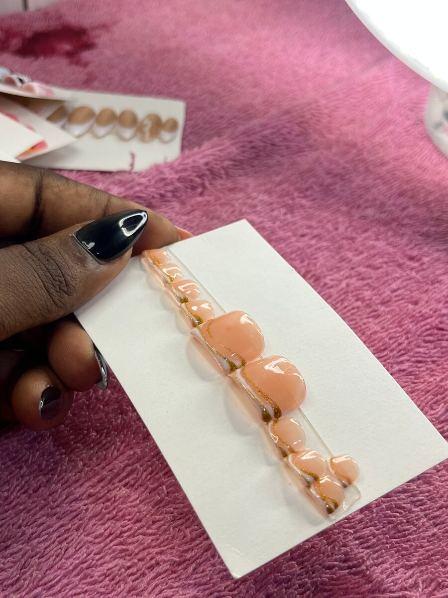 Faux ongles nude avec décoration