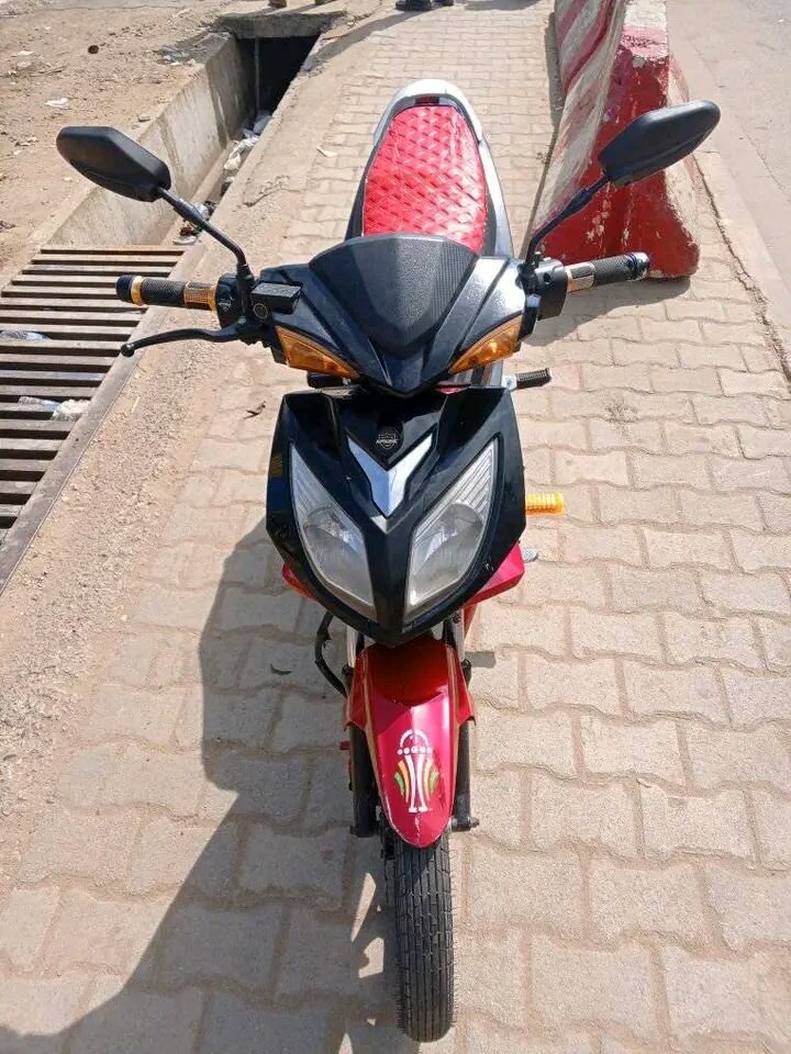 Scooter dynamique rouge et noir