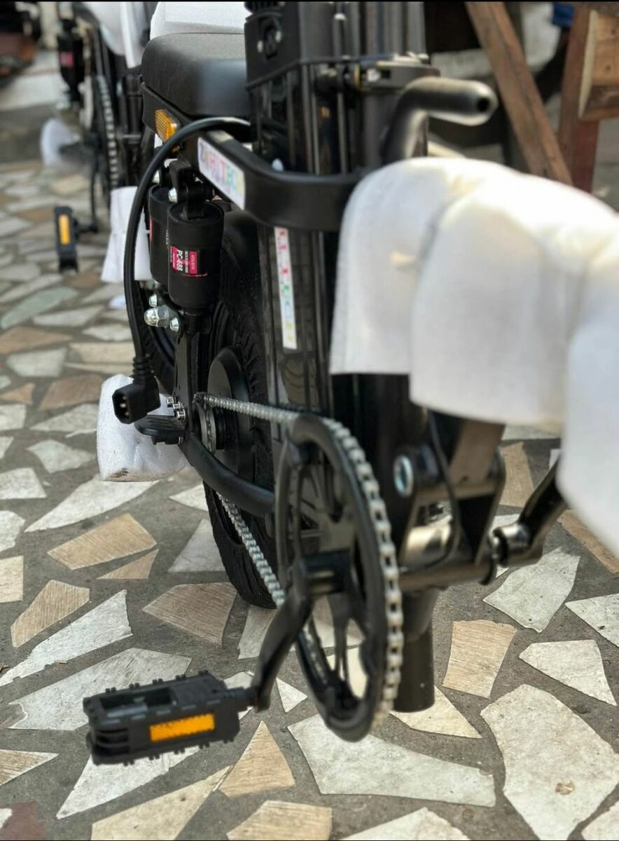 Vélo électrique pliant compact