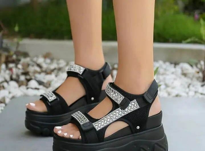 Sandales compensées brillantes