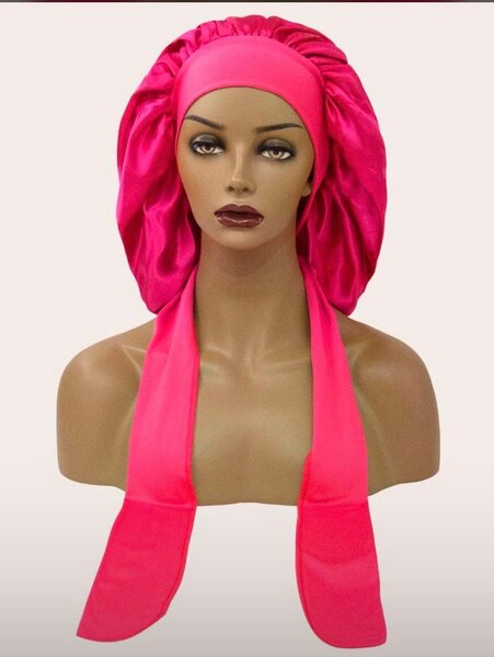 Bonnet en satin rose élégant