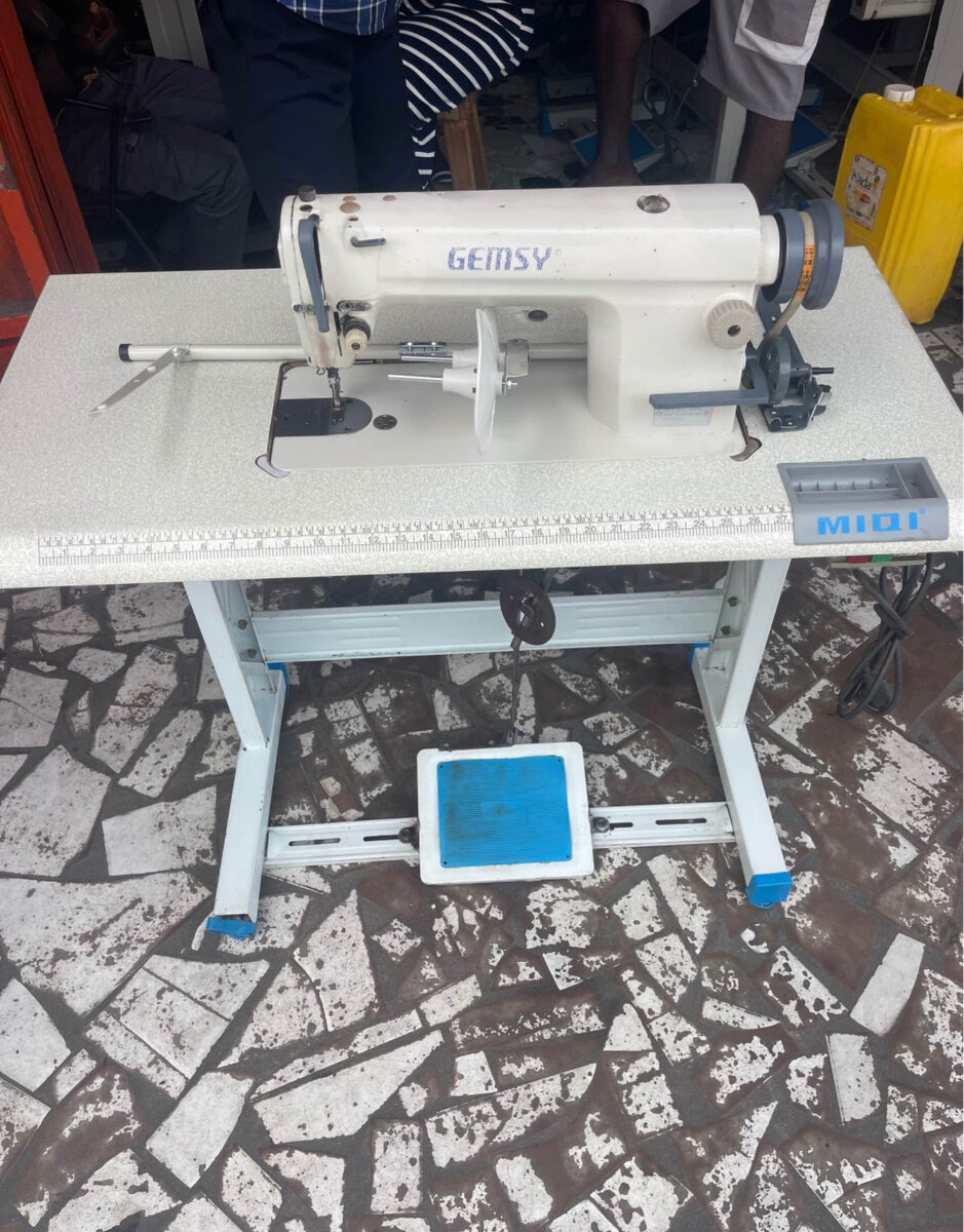 Machine à coudre industrielle