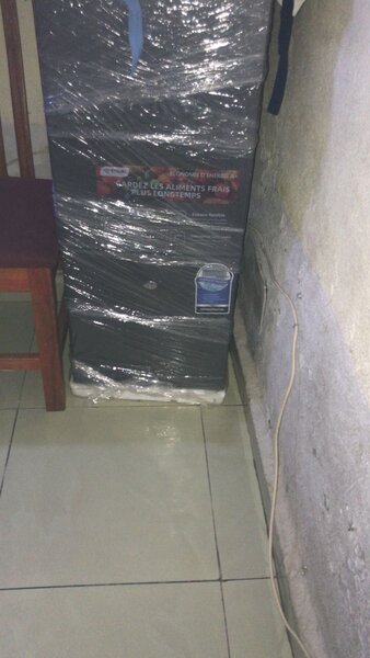 Réfrigérateur moderne noir