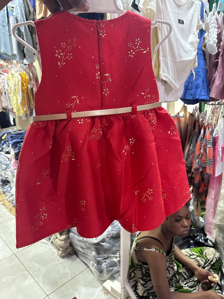 Robe en dentelle rouge bébé
