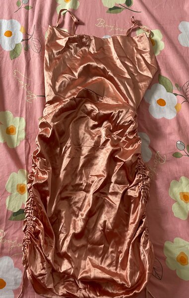 Robe satinée rose glamour