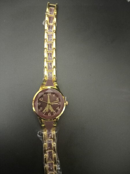 Montre femme élégante dorée