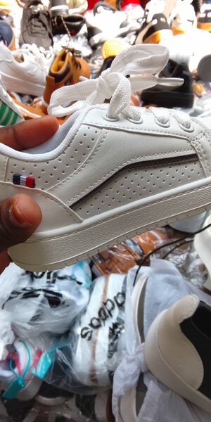 Baskets blanches unisexes19a36