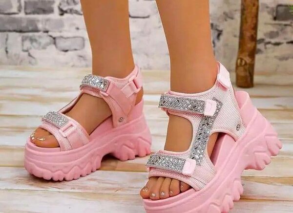 Sandales compensées brillantes