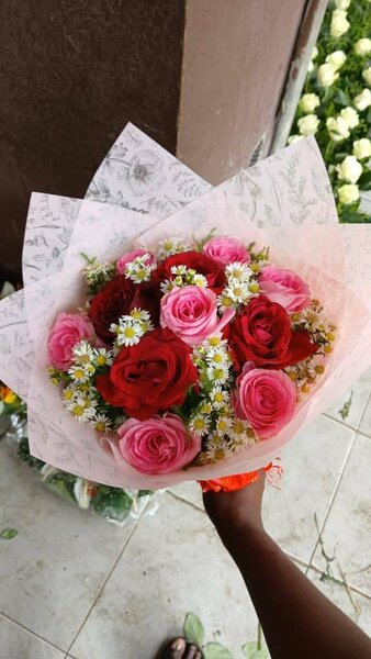 Bouquet de roses et marguerites