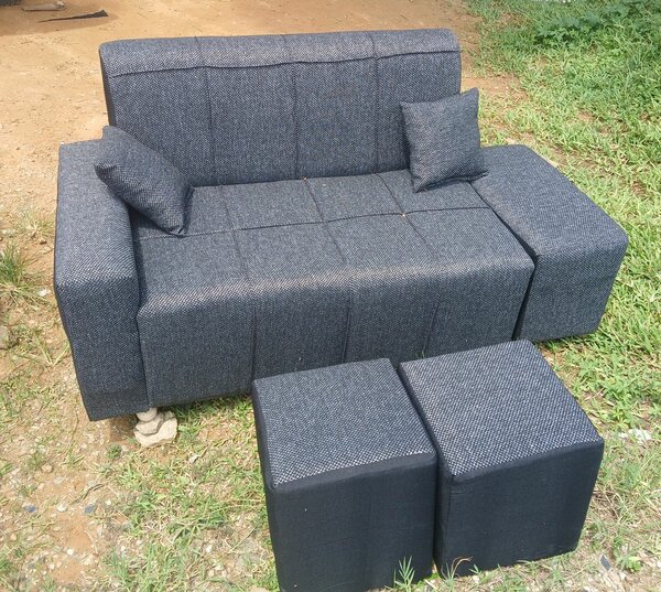 Canapé gris avec 2 poufs