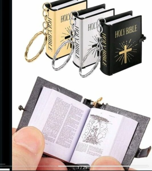 Porte-clé en forme de Bible
