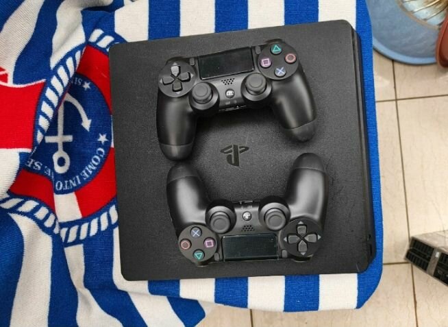 Console PlayStation 4 Slim avec 2 manettes