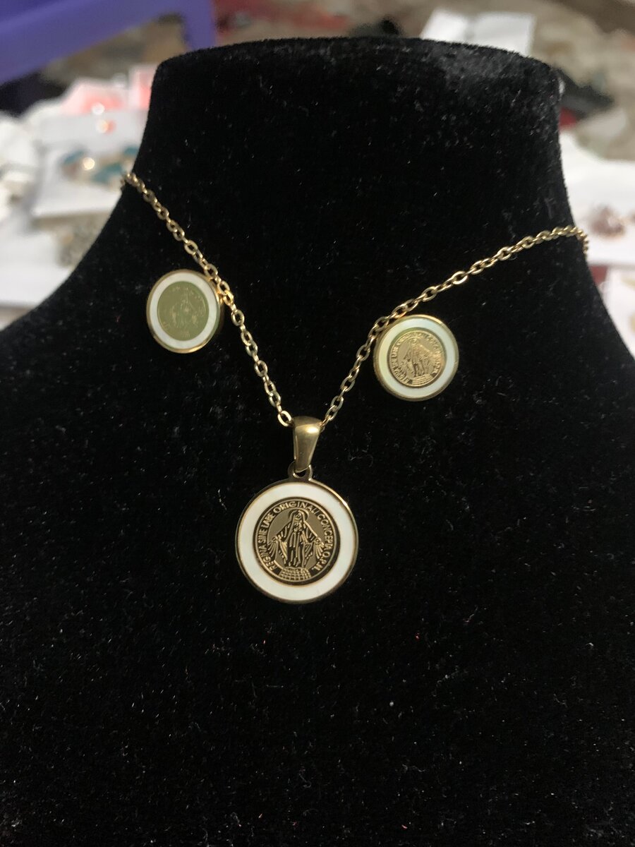 Ensemble de bijoux religieux