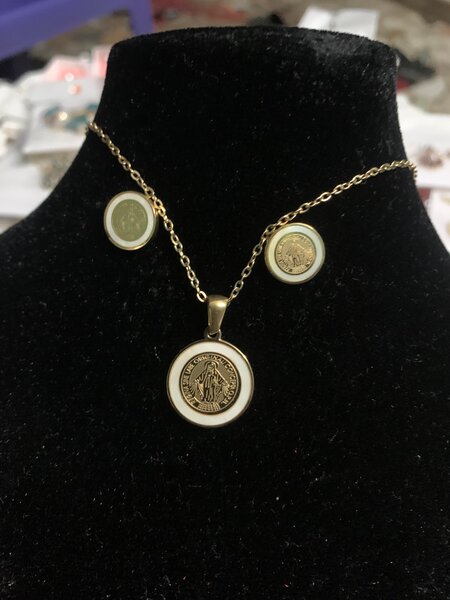 Ensemble de bijoux religieux