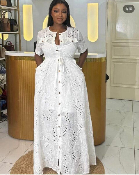 Robe d'été en dentelle blanche