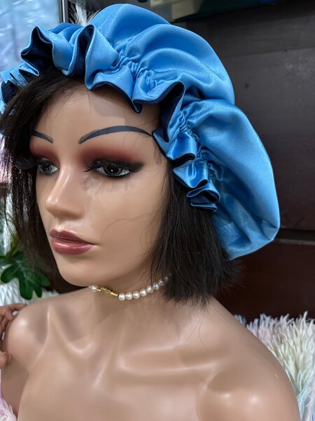 Bonnet en satin réversible