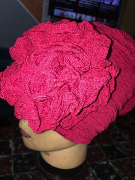 Turban en tissu rouge à fleur