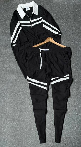 Ensemble de sport noir élégant