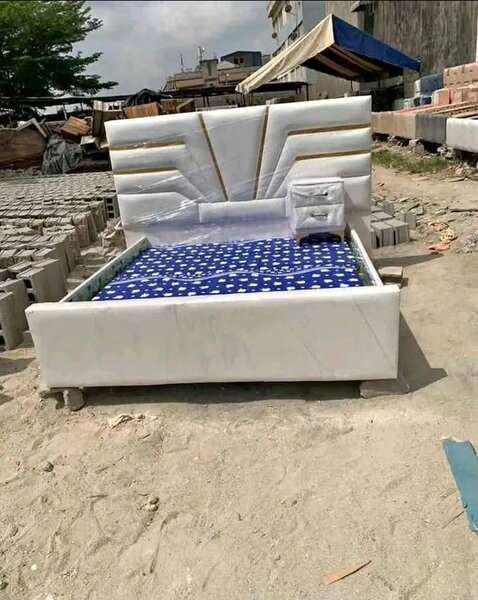 Lit design en marbre blanc avec matelas à motifs bleus