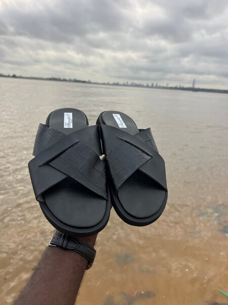 Tongs en cuir noir élégantes