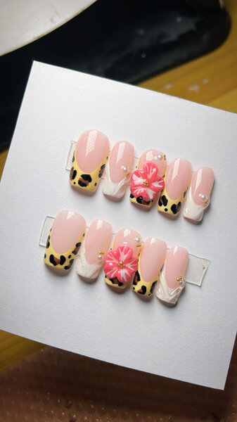 Ongles Pressés Léopard Floral