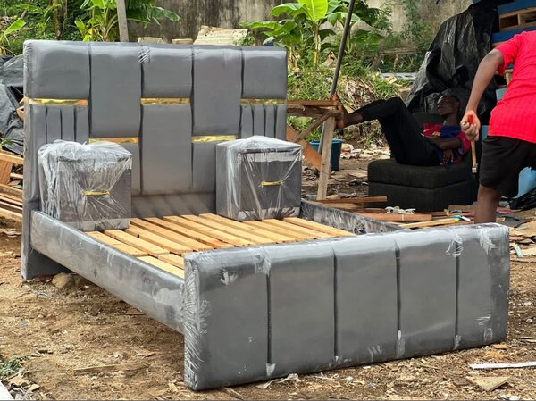 Lit rembourré moderne avec tables de chevet