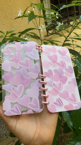 Étui téléphone à cœurs roses