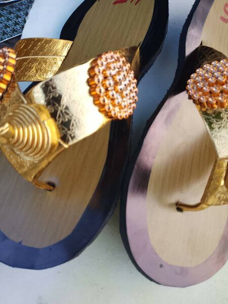 Sandales africaines dorées