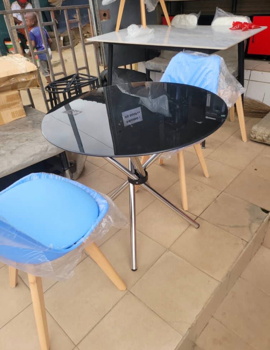 Table à manger en verre design