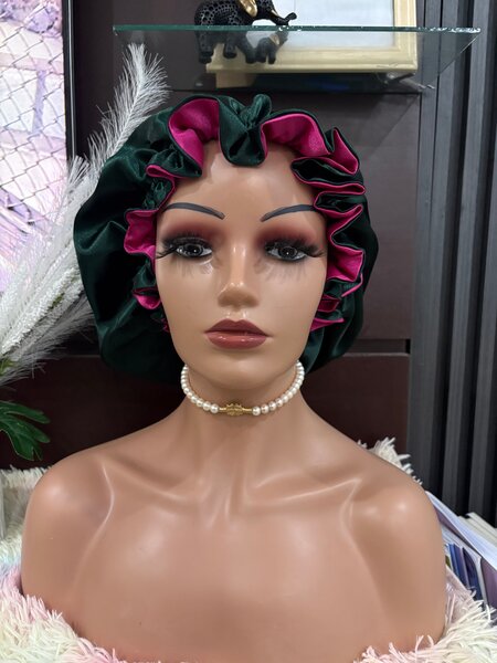 Bonnet en satin réversible