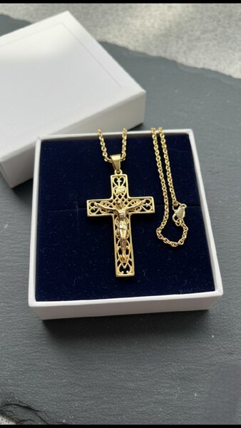 Pendentif Croix Dorée Élégant